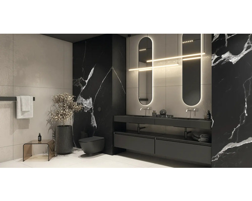 Baie modernă cu perete de marmură neagră, dulap de lavoar cu două chiuvete, oglinzi și toaletă.