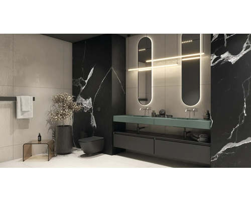 Baie modernă cu lavoar, oglinzi și toaletă în fața unui perete de marmură