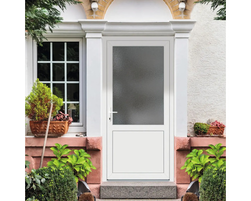 Ușă de intrare albă cu inserție de sticlă în zona de intrare a casei