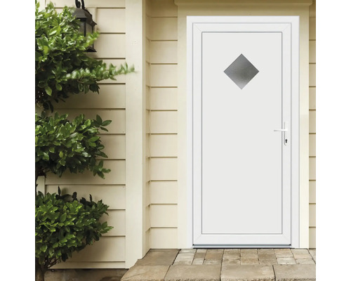 Ușă de exterior albă cu inserție de sticlă în formă de romb în fața unui perete de casă