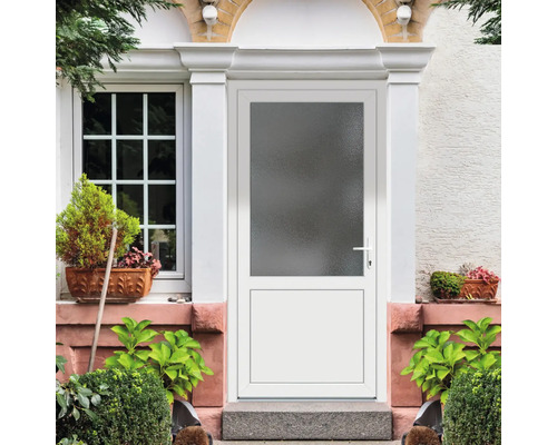Ușă de intrare albă cu inserție de sticlă în intrarea casei