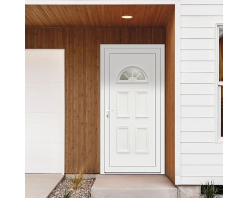 Ușă de intrare albă cu inserție de sticlă într-o casă modernă