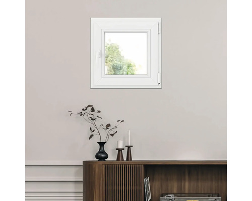 Fereastră albă din plastic montată pe un perete