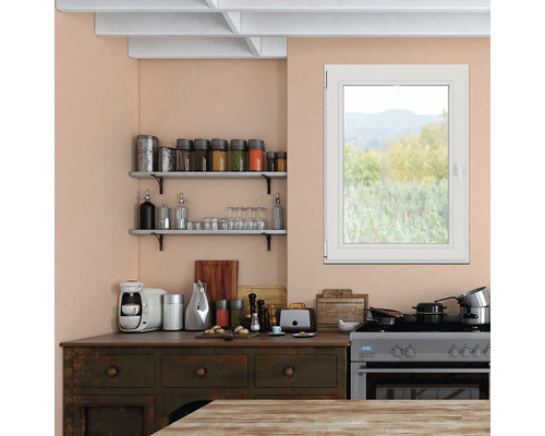 Bucătărie luminoasă cu fereastră, rafturi și ustensile de bucătărie