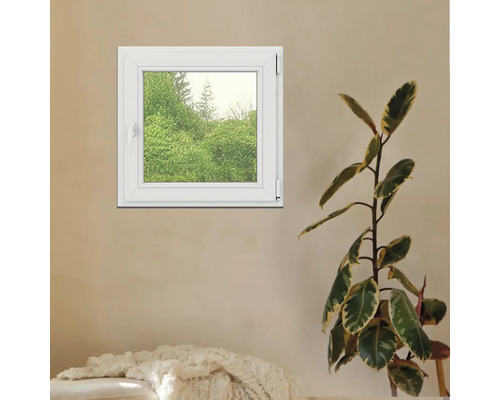 Fereastră albă din plastic în spațiul de locuit, cu vedere spre copaci