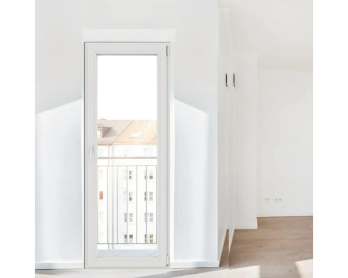 Ușă de balcon din plastic într-o cameră luminoasă.