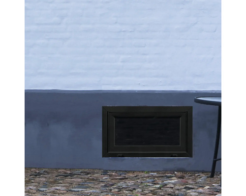 Fereastră de pivniță într-un zid de casă