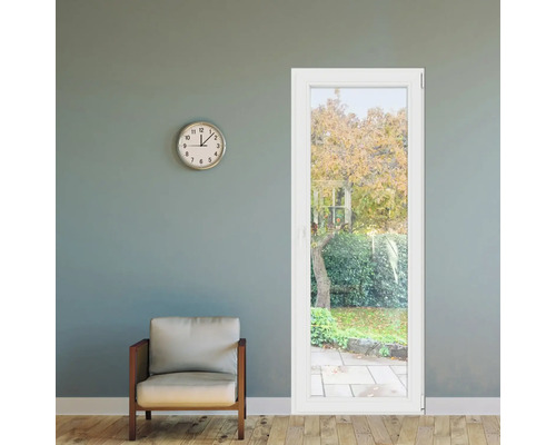 Imagine cu o cameră cu o ușă de terasă, un scaun și un ceas