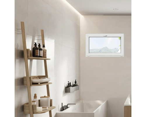 Baie luminoasă cu cadă, fereastră și raft din lemn