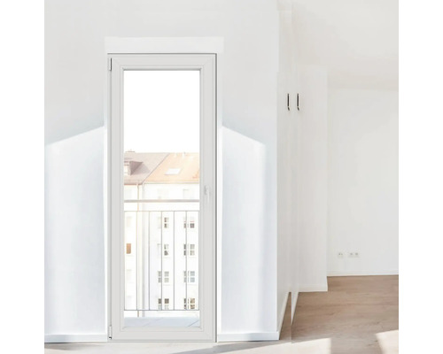 Ușă de balcon într-o cameră luminoasă