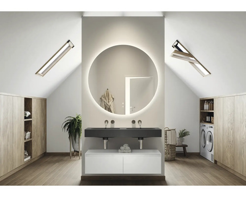 Baie cu lavoar dublu, oglindă rotundă cu iluminare și ferestre de mansardă