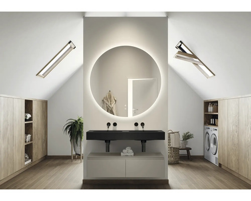 Baie luminoasă la mansardă cu oglindă rotundă cu iluminare, lavoar, ferestre de mansardă și dulapuri încorporate