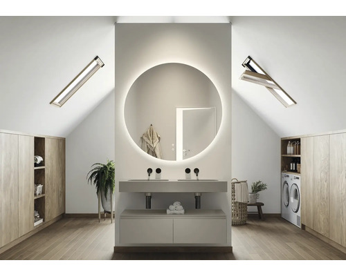 Baie modernă la mansardă cu oglinzi rotunde, lavoar, dulapuri de depozitare și mașină de spălat