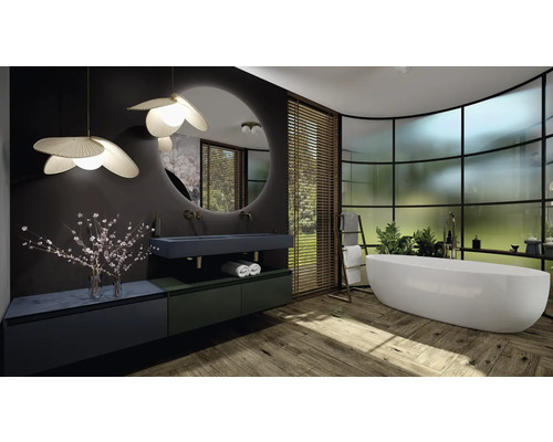 Baie luminoasă cu cadă independentă, chiuvetă și oglindă mare