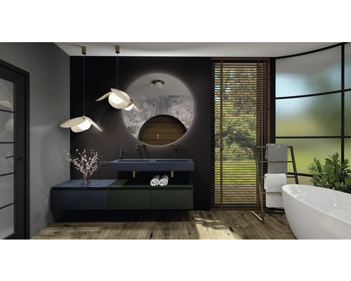 Baie modernă cu lavoar, oglindă, iluminat, cadă și suport pentru prosoape în fața unei ferestre.