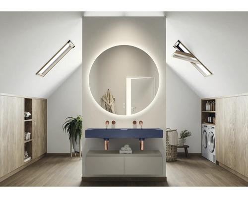 Baie modernă cu ferestre de mansardă, oglindă rotundă și chiuvetă dublă