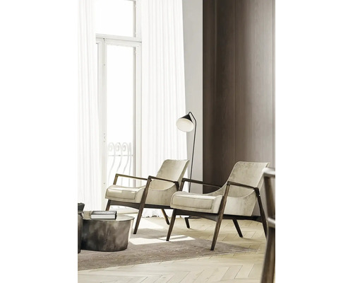 Două fotolii cu cadru din lemn și o lampă de podea într-un living luminos.