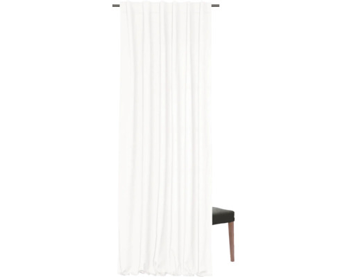 Perdea albă cu bandă de încrețire atârnată pe o tijă de perdea