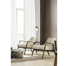 Living cu două fotolii, o măsuță laterală și o lampă de podea