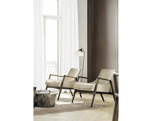 Living cu două fotolii, o măsuță laterală și o lampă de podea