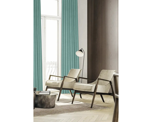 Living cu perdele, fotolii și lampadar