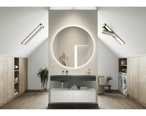 Baie luminoasă la mansardă cu chiuvetă, oglindă, dulapuri încorporate și ferestre de mansardă