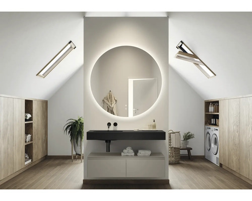 Baie modernă la mansardă cu oglindă rotundă, chiuvetă și ferestre de mansardă.