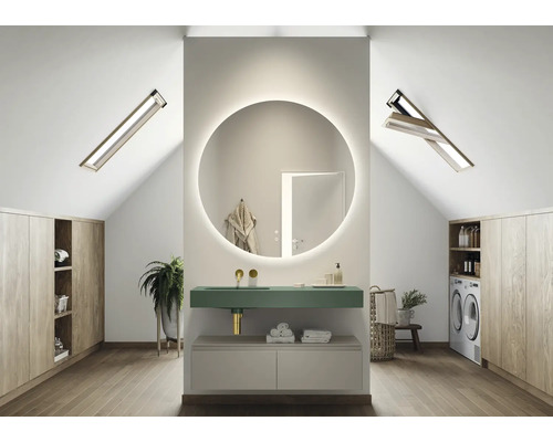 Baie modernă la mansardă cu oglindă rotundă, chiuvetă și mașină de spălat