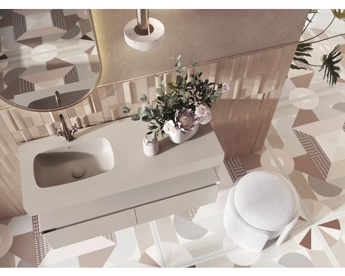 Vedere de sus a unei băi cu chiuvetă, oglindă, taburet și gresie geometrică