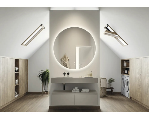 Baie la mansardă cu oglindă rotundă, chiuvetă și ferestre de mansardă