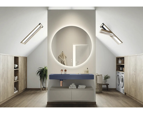 Baie luminoasă la mansardă cu oglindă rotundă cu iluminare, chiuvetă, mașină de spălat și dulapuri încorporate