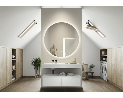 Baie modernă la mansardă cu lavoar, oglindă și mașină de spălat