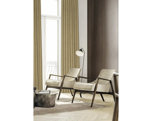 Living cu două fotolii, lampadar și perdele pentru o atmosferă luminoasă și organizată.