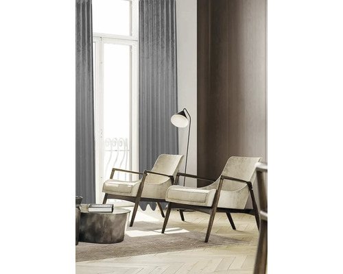 Living cu două fotolii, lampadar și perdele