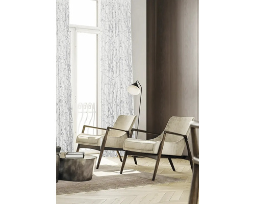 Living cu două fotolii, lampadar și perdele cu model