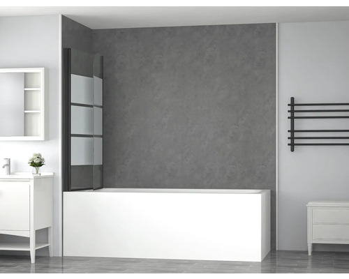 Imagine cu o baie cu cadă, paravan de cadă, lavoar și uscător de prosoape