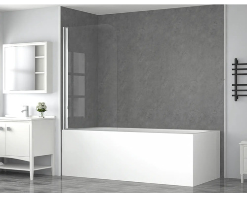 Baie luminoasă cu cadă, paravan de duș, lavoar și calorifer