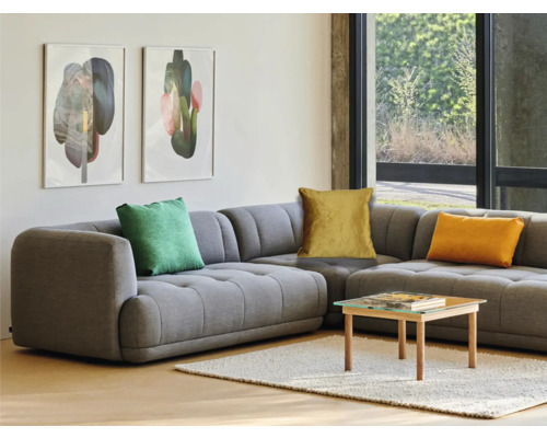 Living cu canapea de colț gri, perne și măsuță de cafea