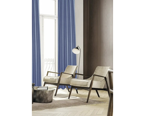 Cameră de zi cu perdele, fotolii și lampă de podea