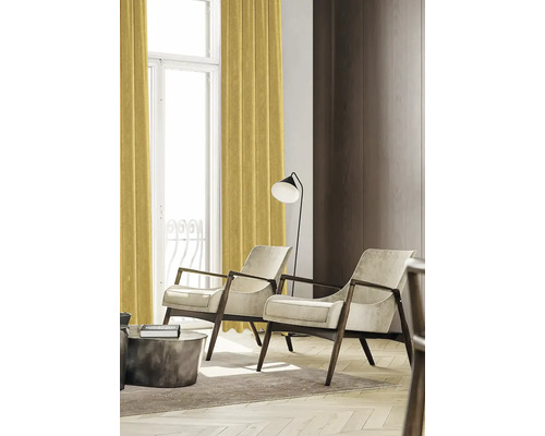 Living cu fotolii, lampadar și perdea