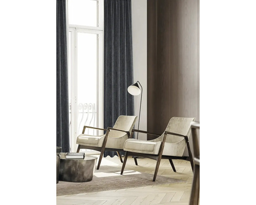 Cameră de zi cu două fotolii, lampadar și perdele