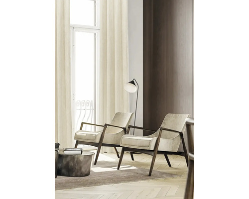 Living cu două fotolii, o masă și o lampă de podea.