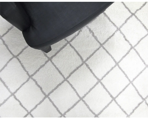 Covor cu model în romburi și un fotoliu