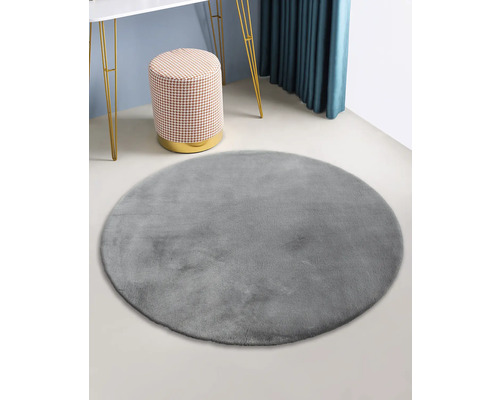 Covor rotund gri într-un decor de cameră.
