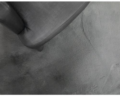 Prim-plan al unui fotoliu pe un covor