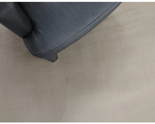 Prim-plan cu o piesă de mobilier tapițată cu picioare.