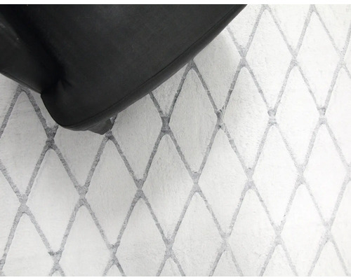 Covor cu model în romburi și piesă de mobilier