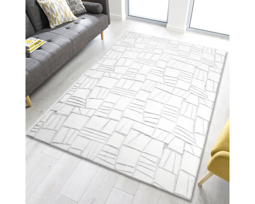 Covor cu model geometric într-o sufragerie