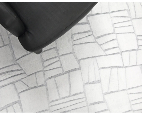 Covor cu model geometric sub un scaun