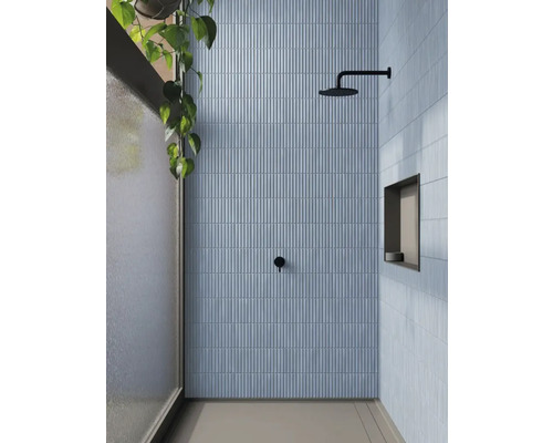 Baie cu duș, dotată cu gresie de perete, cap de duș și robinet